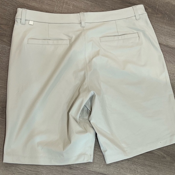 Lululemon Athletica Size 38 Flat Front Performance Cream ABC Shorts - Picture 4 of 10